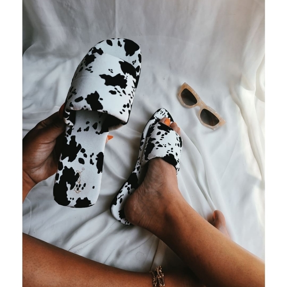 🚨LAST PAIR/ Cow print Sandal - Picture 3 of 5